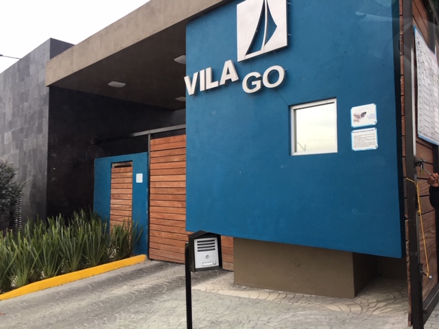 Suri Bienes Raíces - Residencia para estrenar en Fraccionamiento Vilago, Estado de M��xico. Tiene 230 m2 de terreno y 450 m2 de construcci��n desarrollada en 5 niveles, con vista espectacular.