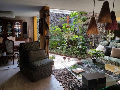 Suri Bienes Raíces - Hermosa e impecable casa, en calle cerrada, en Paseos de Taxque��a, a dos calles de la avenida principal y del centro comercial, con finos acabados, con mucha luz y ventilaci��n natural.