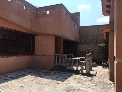 Suri Bienes Raíces - Preciosa casa estilo colonial mexicano en el sur de la ciudad, con 400 m de terreno y 180 m de construcci��n, en fraccionamiento cerrado.
