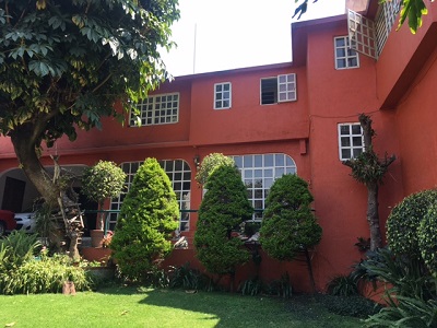 Suri Bienes Raíces - Casa en el Pedregal, con grandes espacios para remodelar, jard��n y departamento independiente.
