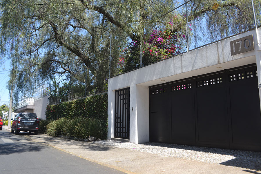 Suri Bienes Raíces - Casa en Venta en Jardines del Pedregal remodelada, con 1,003.00 m2 de terreno y 412.00 m2 de construcci��n.