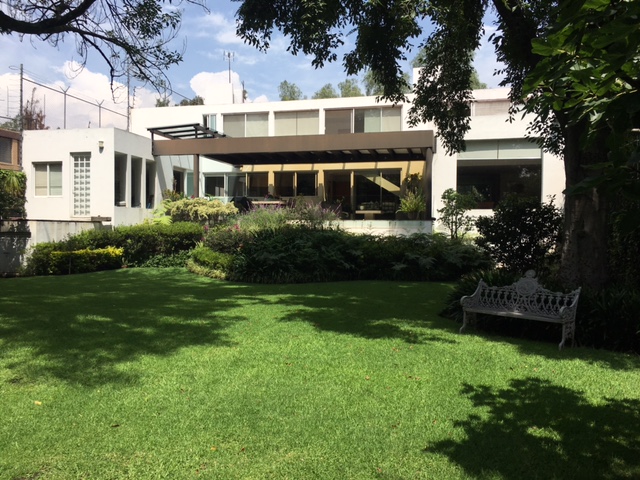 Suri Bienes Raíces - Casa en Venta en Jardines del Pedregal remodelada, con 1,003.00 m2 de terreno y 412.00 m2 de construcci��n.