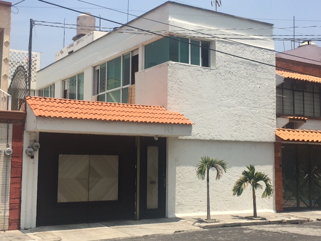 Suri Bienes Raíces - Casa remodelada en Venta en Prado Churubusco, en calle cerrada con excelente ventilaci��n e iluminaci��n natural.